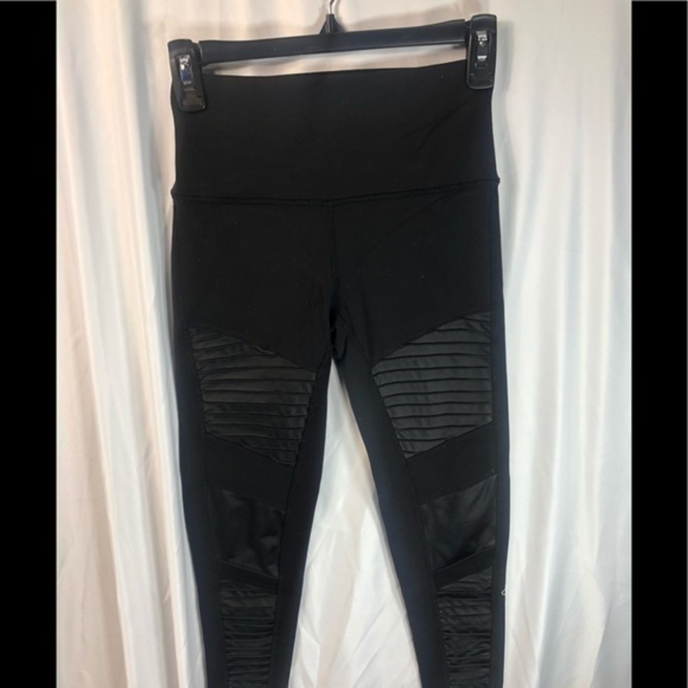 Alo Yoga Women's Moto Style Capri Leggings
